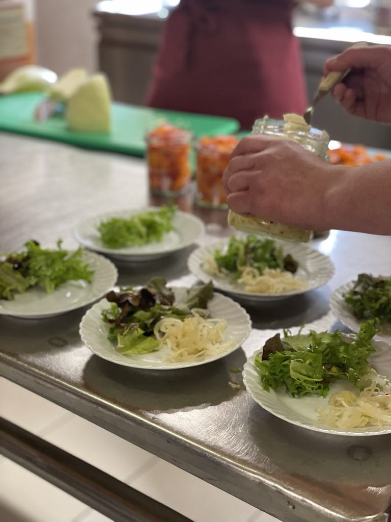 Grønnsaker pent dandert på tallerkener.